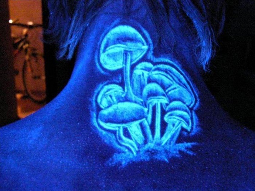 foto_tatu_fluorescentnye_svetyashchiesya_na_shee_56bf62d7b688c.jpeg