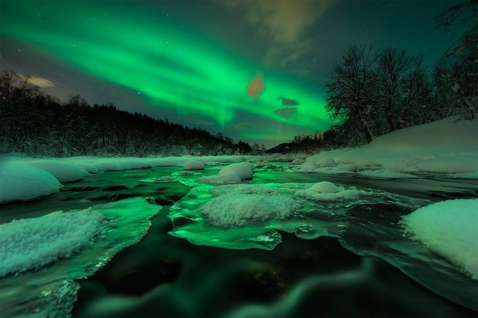 9aurora-shines-over-river-norway.jpg