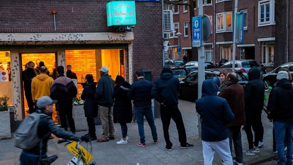 coffeeshop-queue.jpg