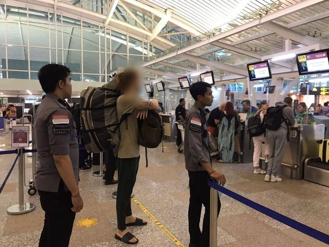 russian-awaits-deportation.jpg