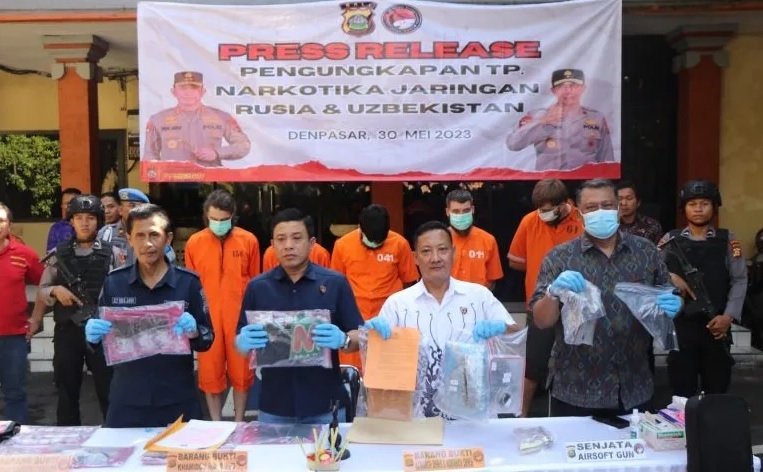 russians-bali-arrested.jpg