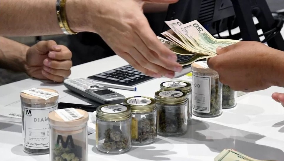cannabis-cash-buy.jpg