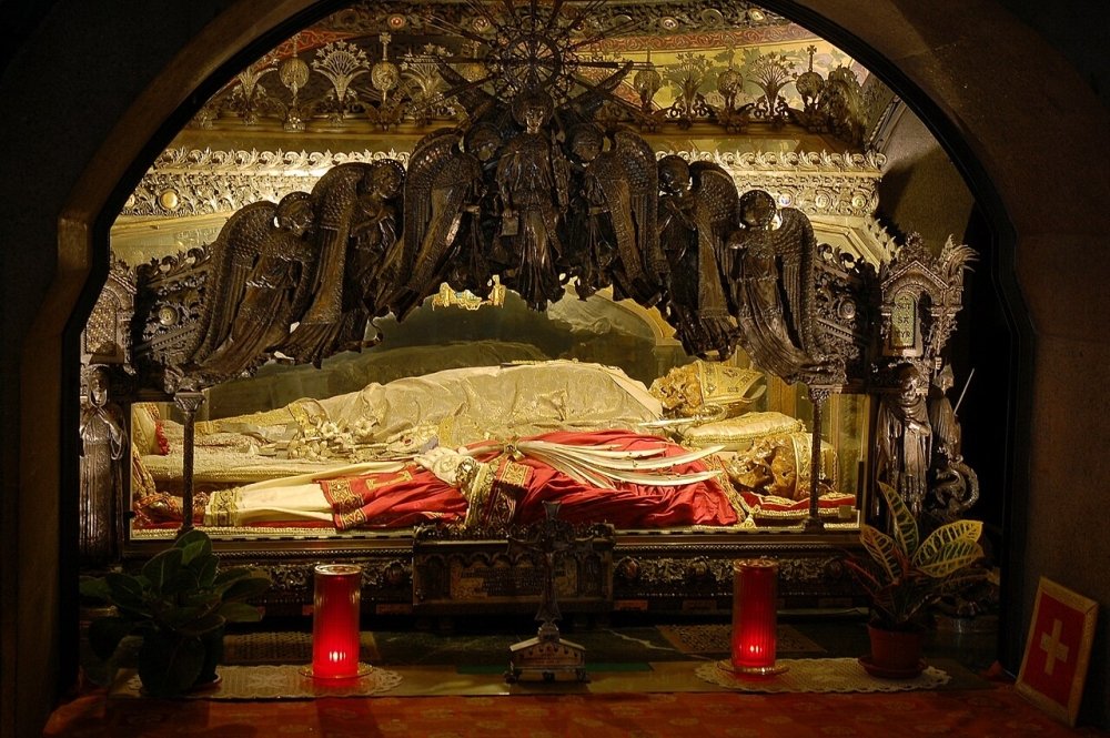 SantAmbrogio_Cript_in_Basilica_of_SantAmbrogio_Milan.thumb.jpg.8fbb1e69e1ef763f3318102b2163dd82.jpg