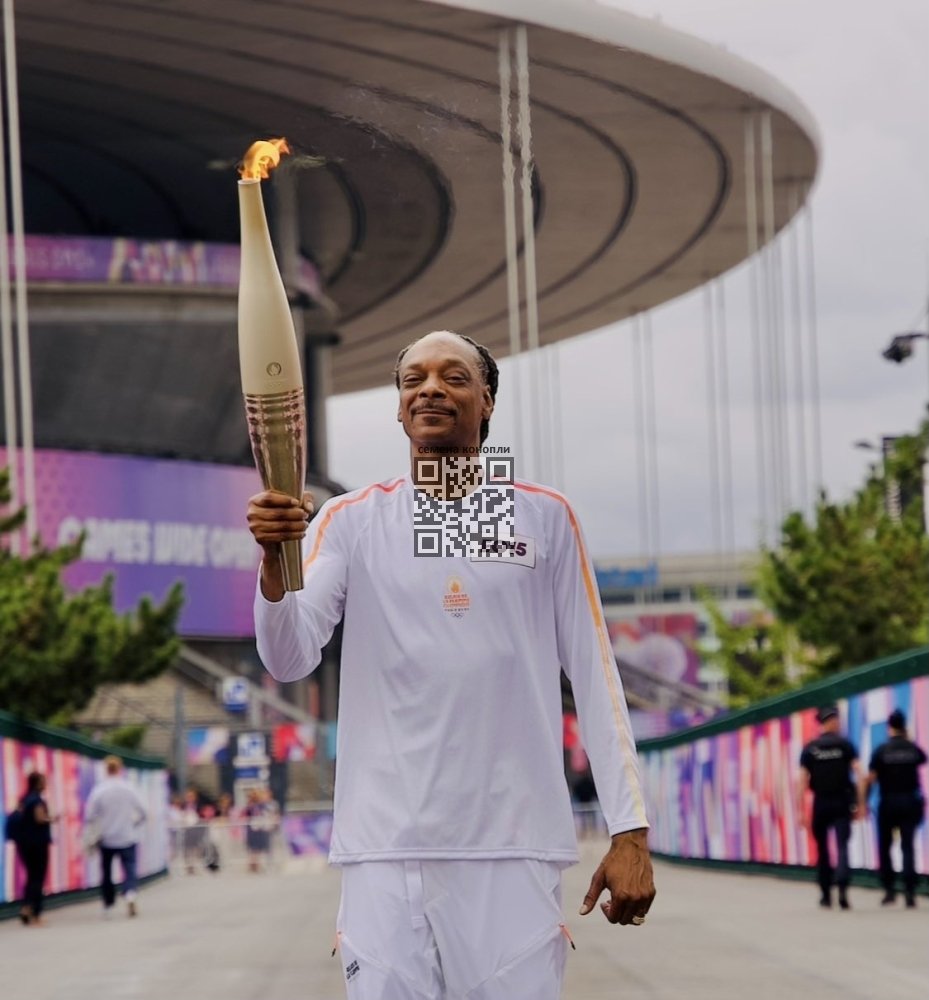 snoop-dogg-with-olympic-fire.jpg