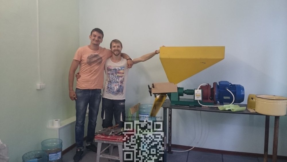 kuzin-with-friend-produce-oil.jpg