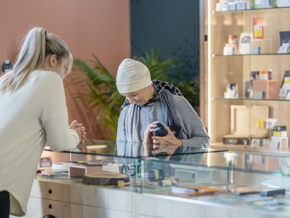 womanatcannabisdispensary.jpeg.f6a026777ef55a3d244f6d95e703f5a4.jpeg