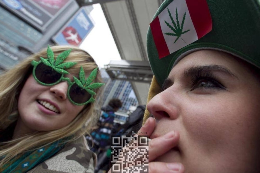 marijuana-smoke-women.jpg