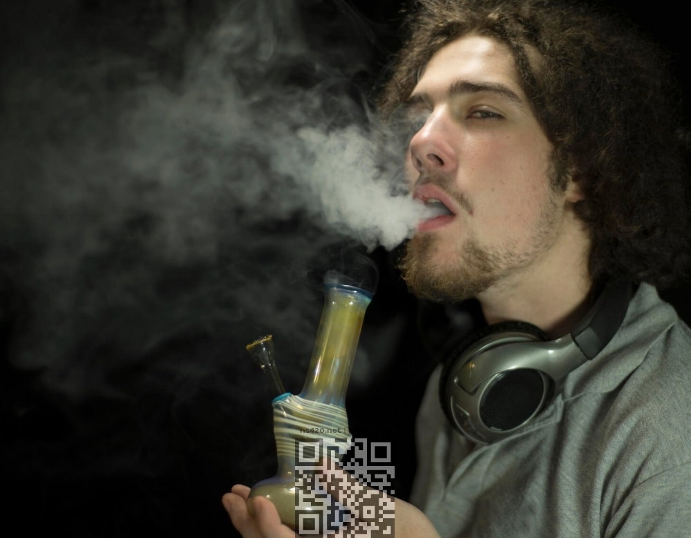 marijuana-smoke-bong.jpg