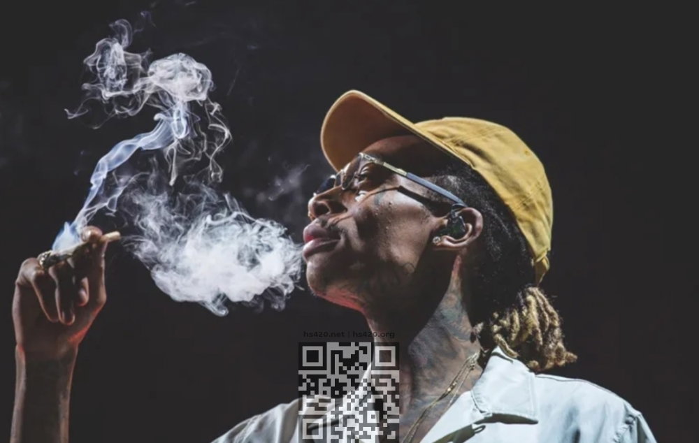 wiz-khalifa-smoke-marijuana.jpg