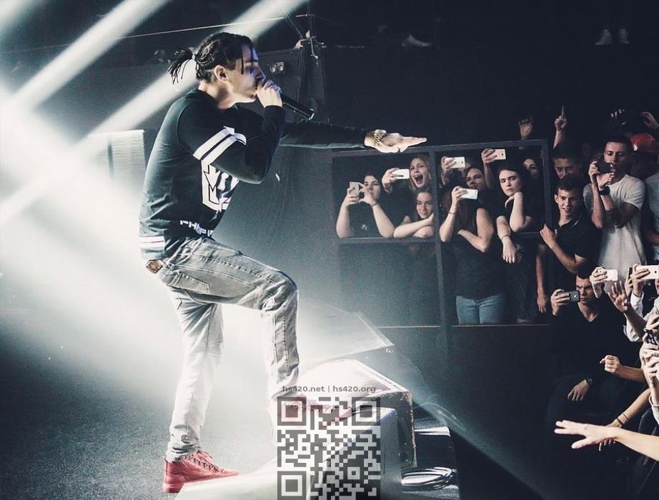 yanix-on-stage.jpg