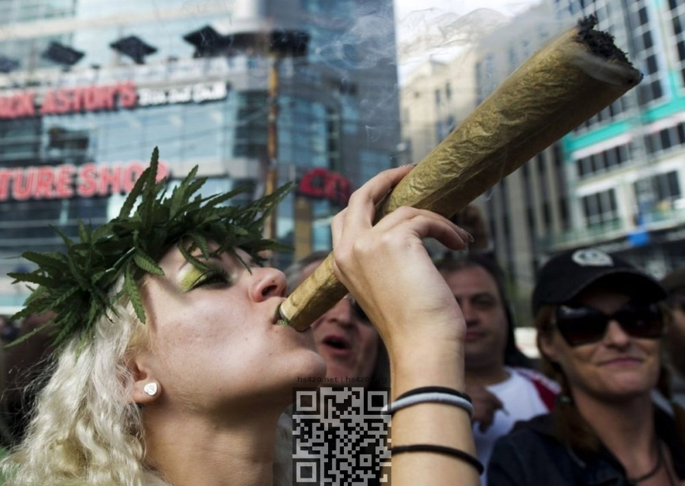 cannabis-smoke-big-joint.jpg