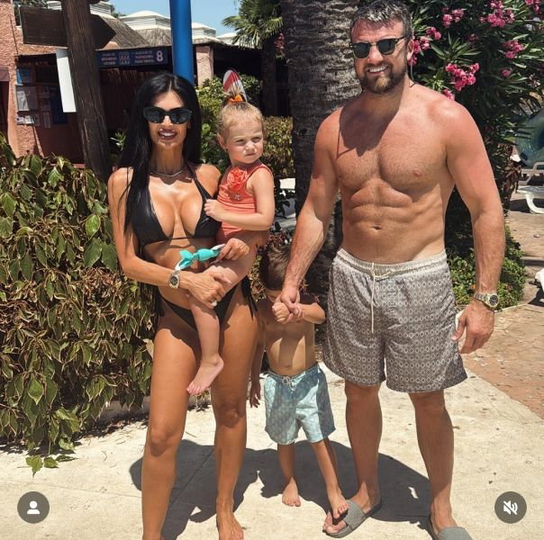 anthony-fowler-with-family.jpg