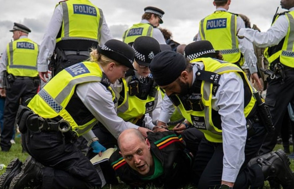 london-policemen-capture-man.jpg